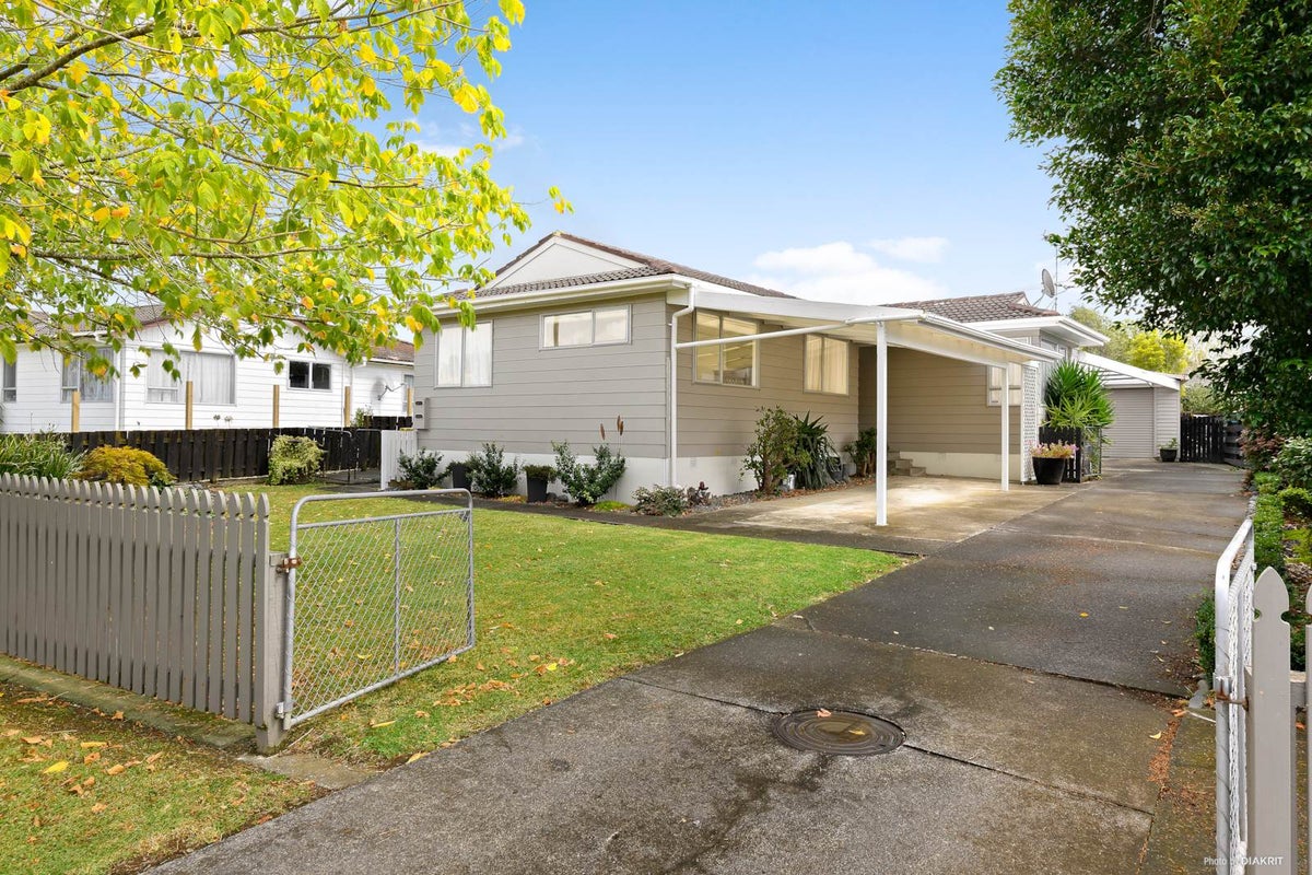 15 Lipton Grove, Opaheke, Papakura - Carousel 1