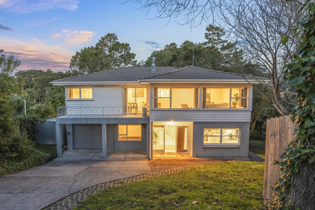 53 Cyclarama Crescent, Massey, Waitakere City, Auckland - Carousel 1