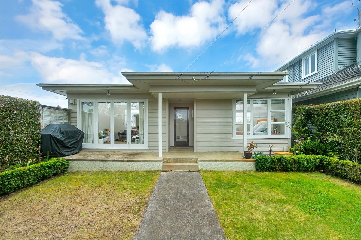 23 Dignan Street, Point Chevalier, Auckland - Carousel 1