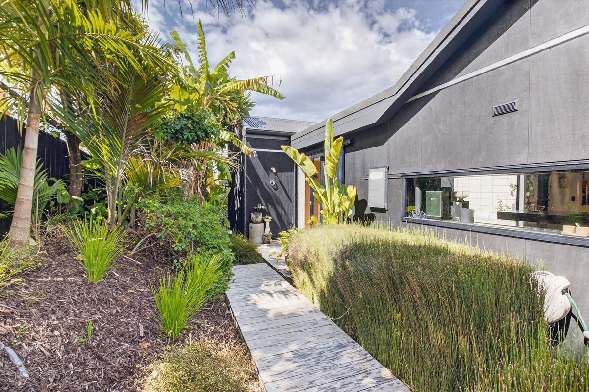 12 Ridge Road, Oneroa, Waiheke Island - Carousel 2