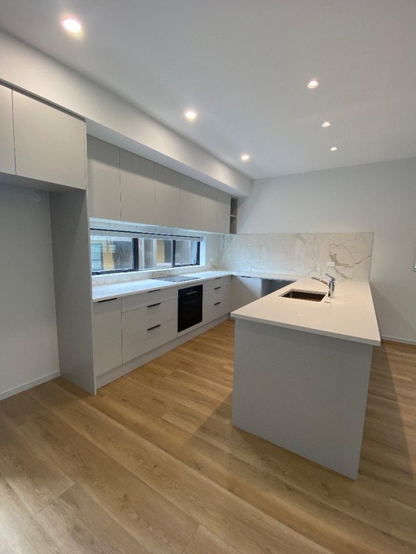 32D Potter Avenue, Northcote, Auckland - Carousel 2