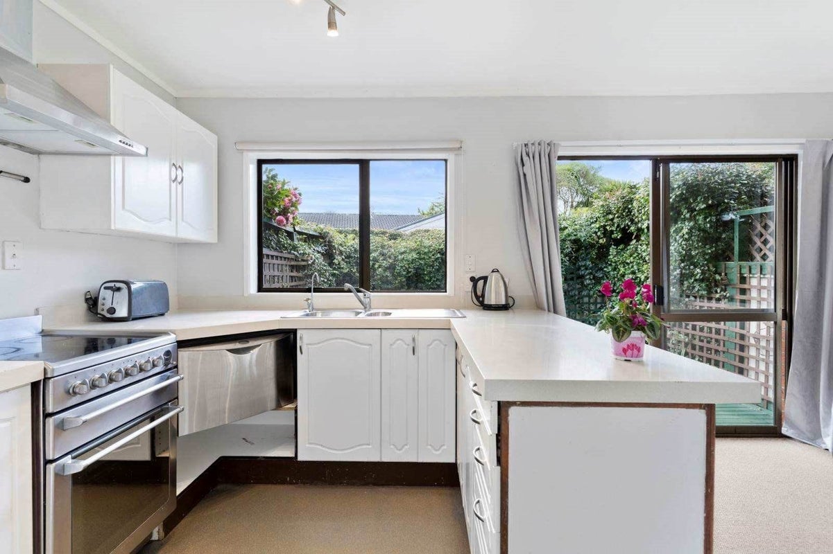 1/16 Denver Avenue, Sunnyvale, Auckland - Carousel 2
