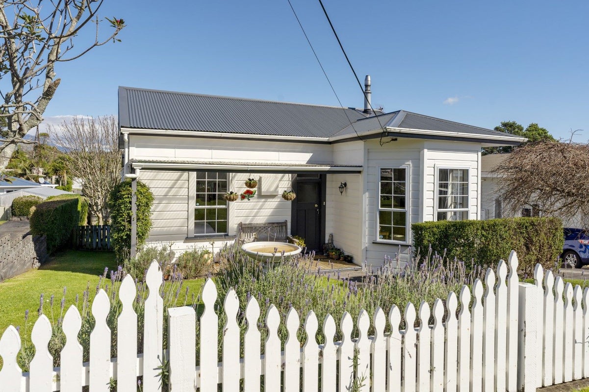 37 Essex Street, Vogeltown, New Plymouth - Carousel 1