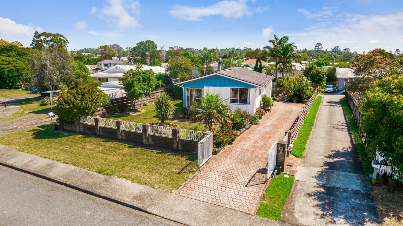 11 Newland Grove, Henderson, Auckland - Carousel 1
