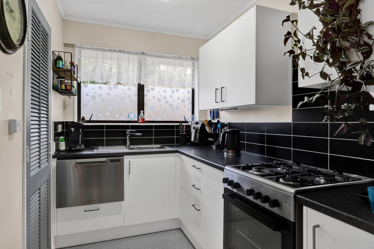 4 Warkworth Grove, Bell Block, New Plymouth - Carousel 2