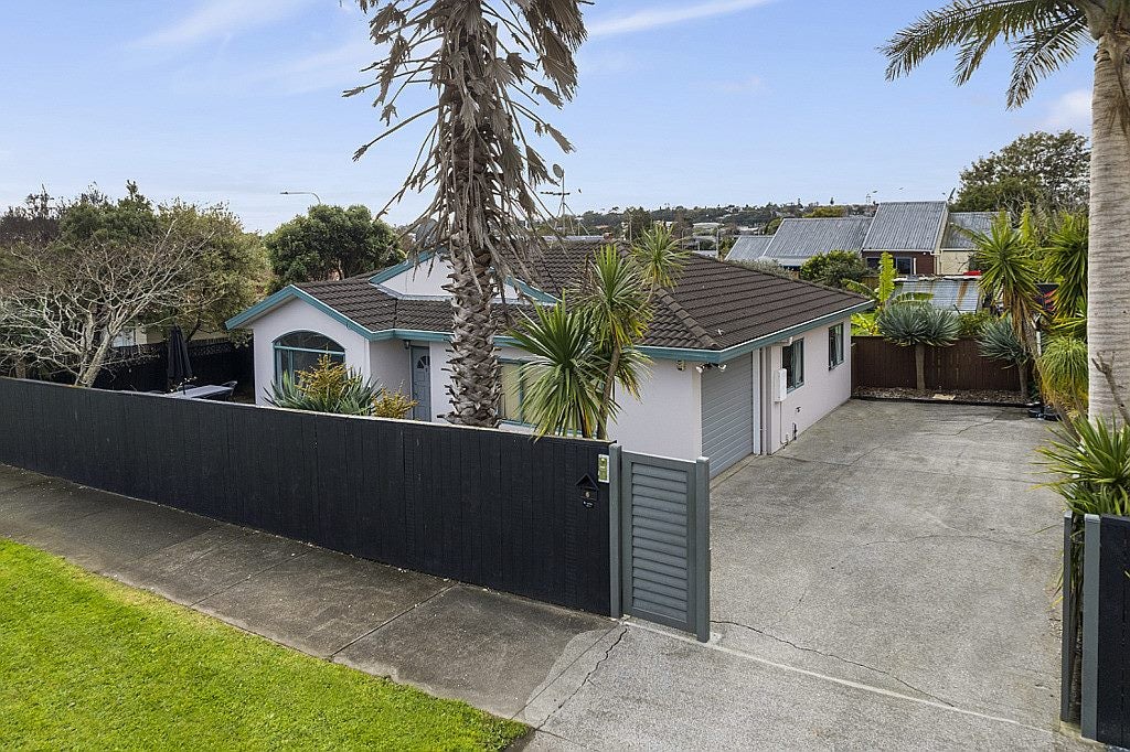 6 Crowther Street, Blockhouse Bay, Auckland - Carousel 1