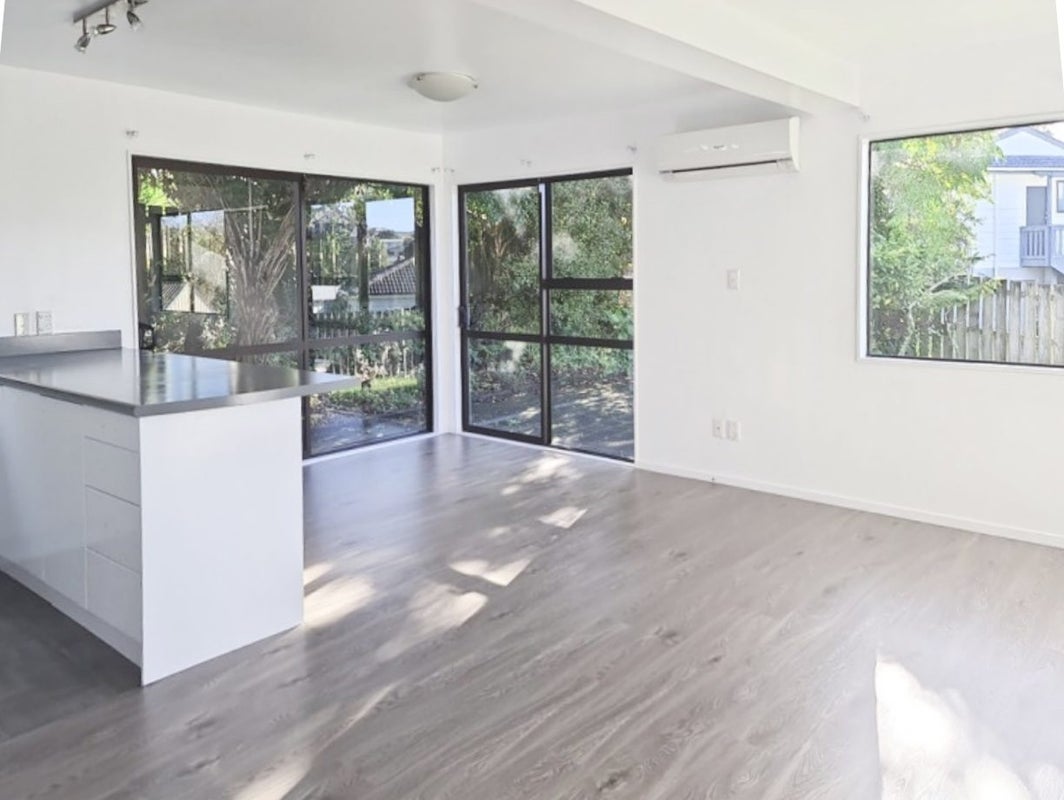 19 Peterhouse Place, West Harbour, Auckland - Carousel 2