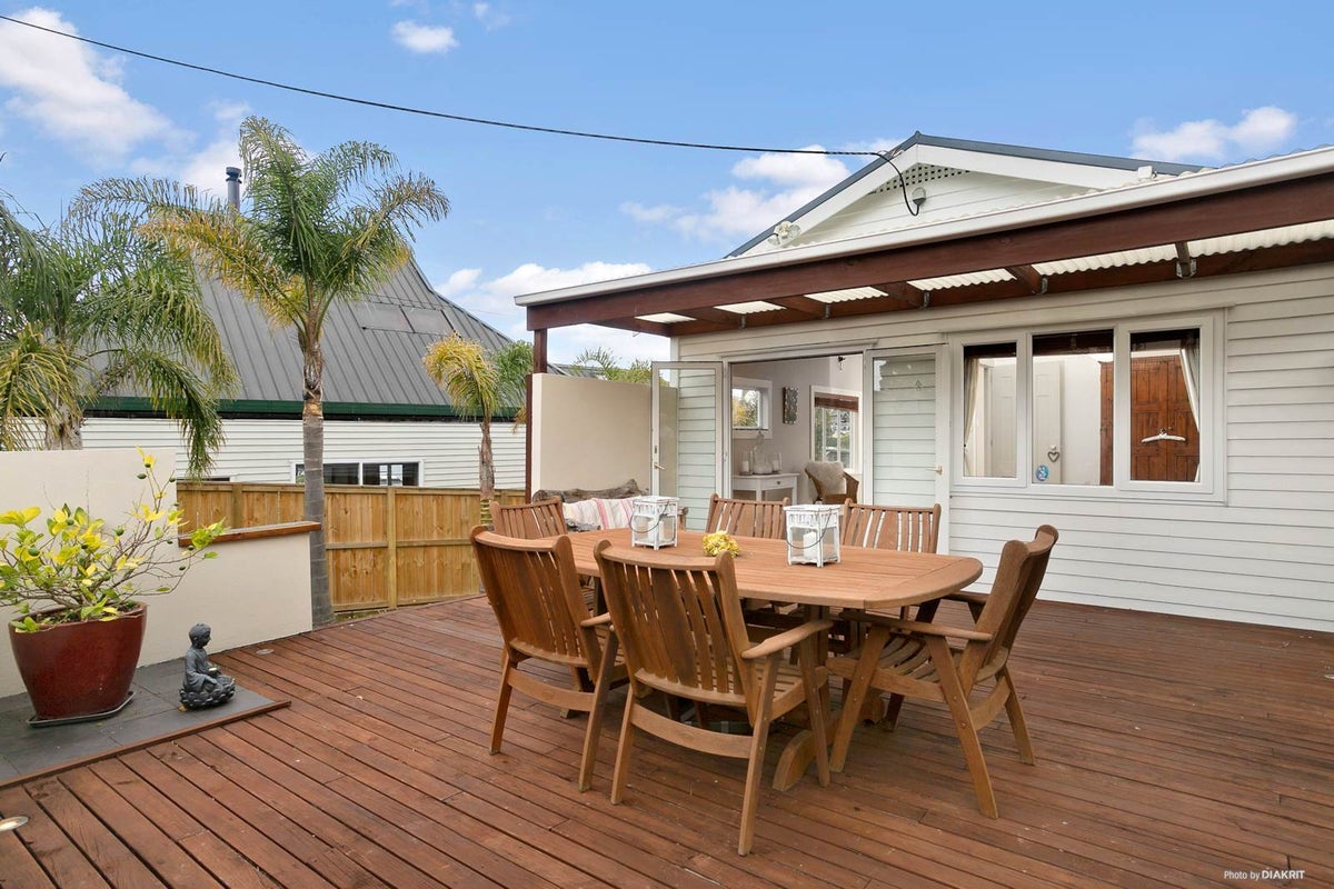 27 Masterton Road, Rothesay Bay, Auckland - Carousel 2
