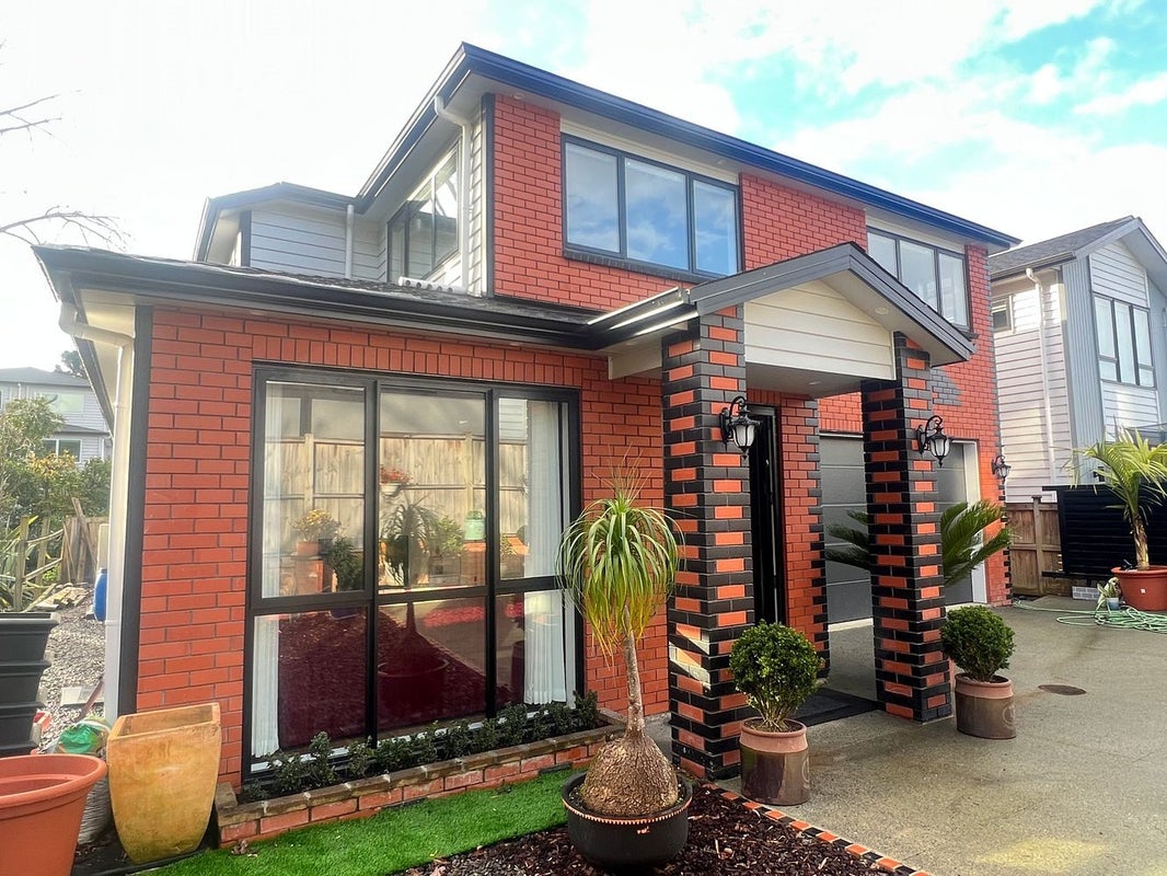 25 Armstrong Place, New Lynn, Auckland - Carousel 1