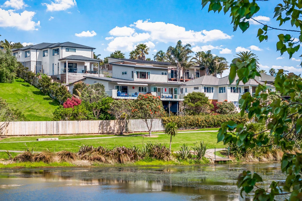 17 Hawaiian Parade, Arkles Bay, Whangaparaoa - Carousel 1