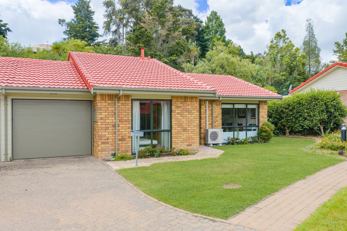 42 Woodburn Avenue, Flagstaff, Hamilton - Carousel 1
