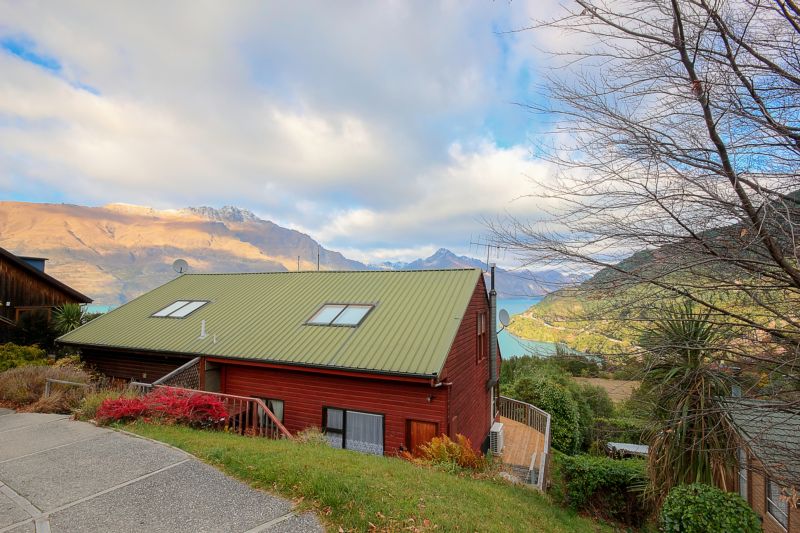 24A McKerrow Place, Sunshine Bay, Queenstown - Carousel 1