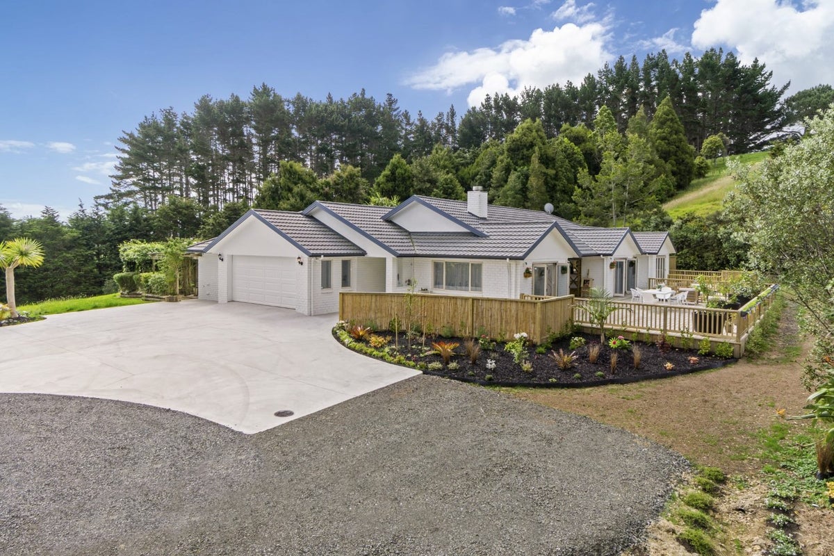 56 Joblin Road, Silverdale - Carousel 1