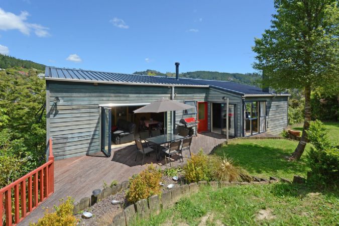 33 Fendalton Crescent, Pinehaven, Upper Hutt - Carousel 1