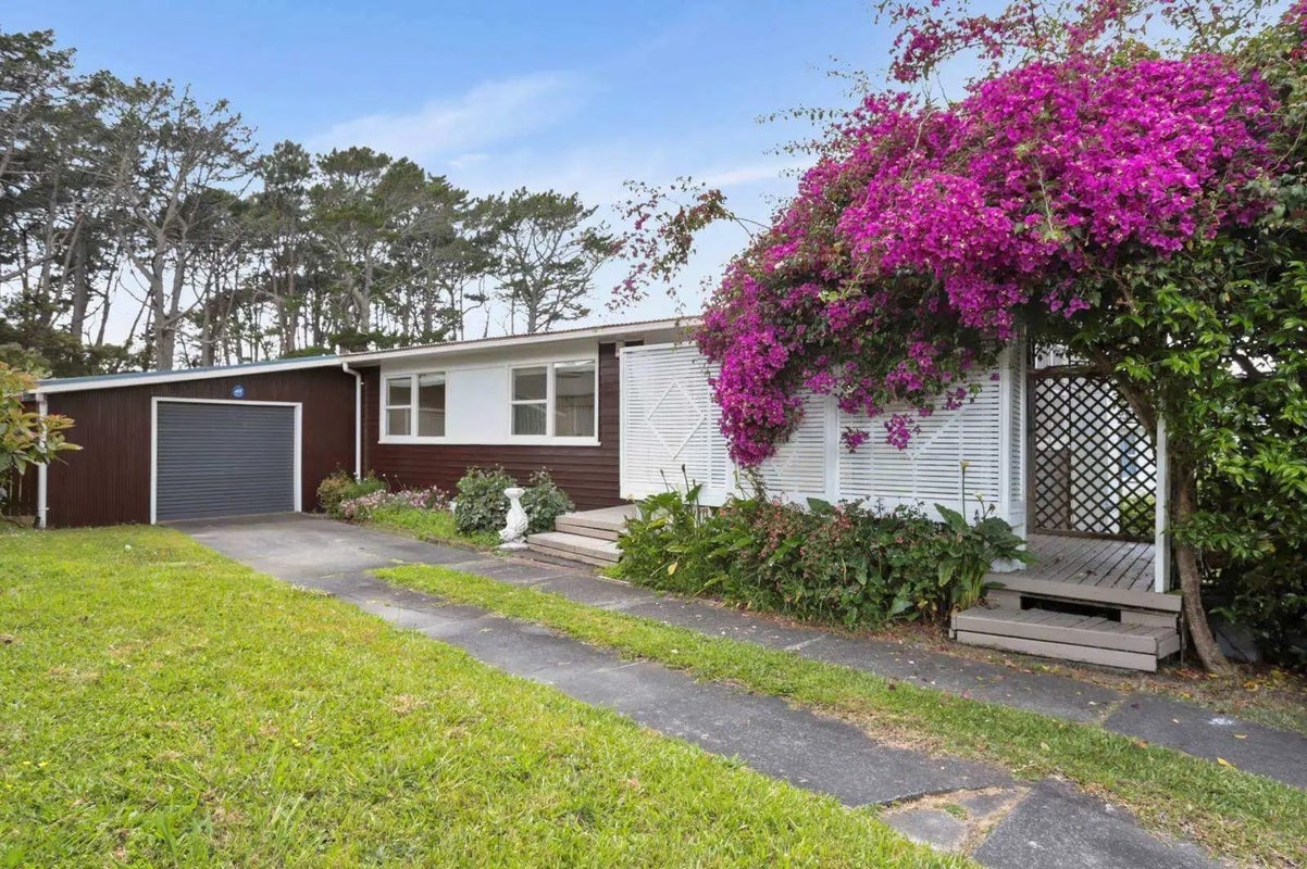 11 Thornlow Street, Glendene, Auckland - Carousel 2