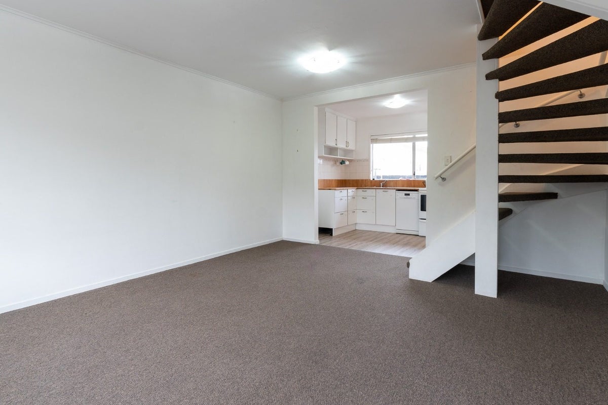 2/8 Lorraine Avenue, Owairaka, Auckland - Carousel 2