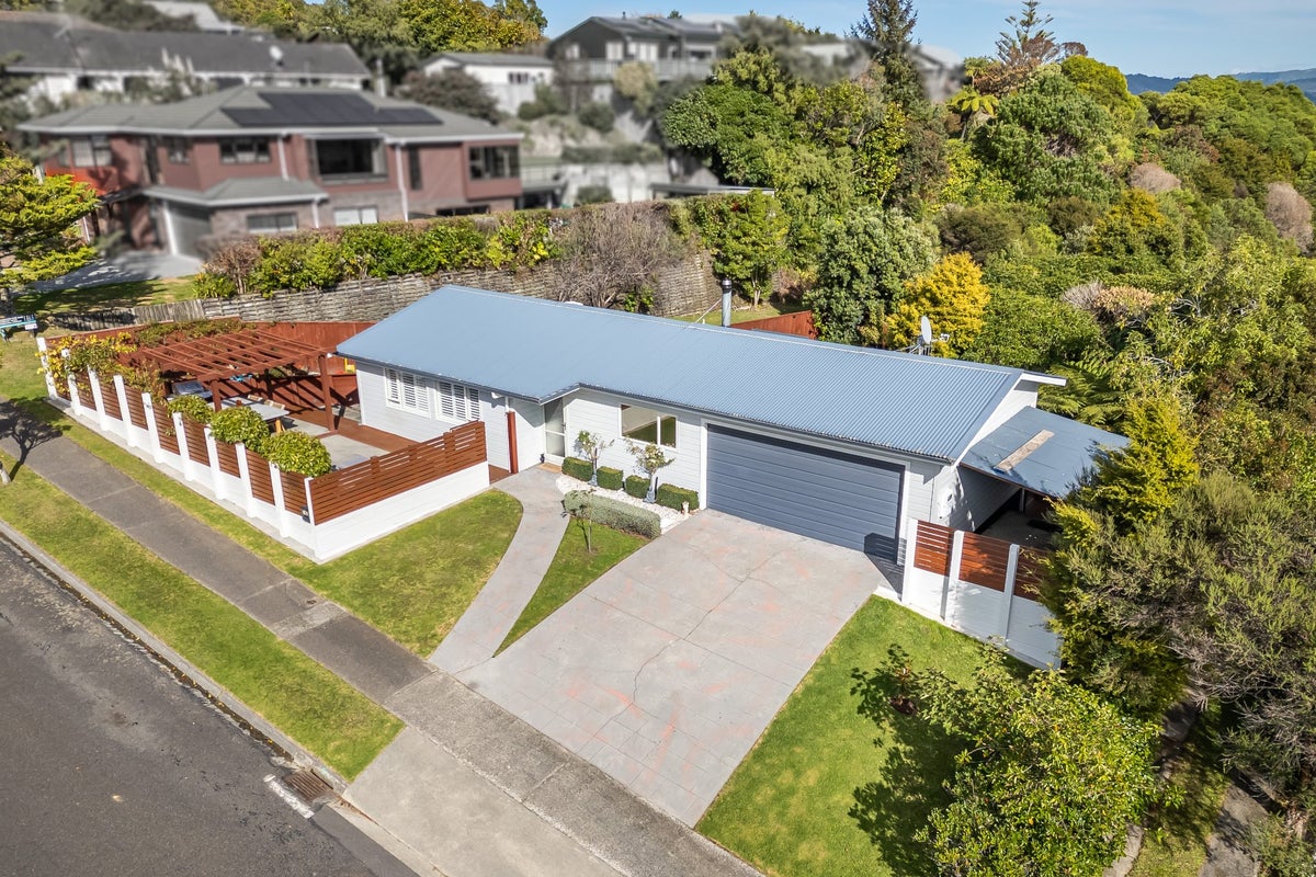 10 Seymour Grove, Kingsley Heights, Upper Hutt - Carousel 1