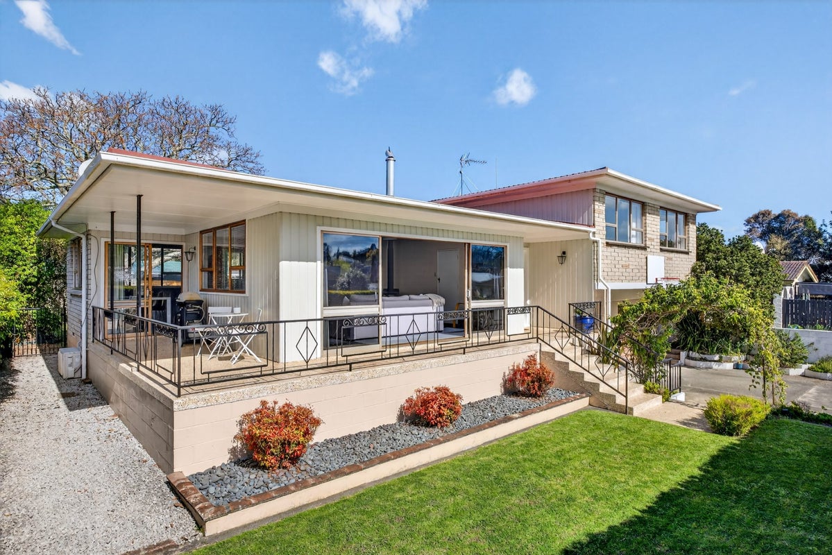13 Sunvale Crescent, Whataupoko, Gisborne - Carousel 1