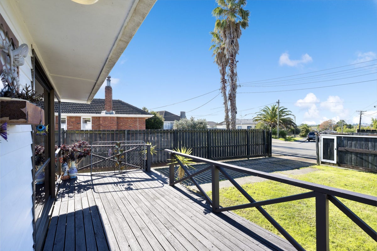 23 Bedford Street, Te Atatu South, Auckland - Carousel 1