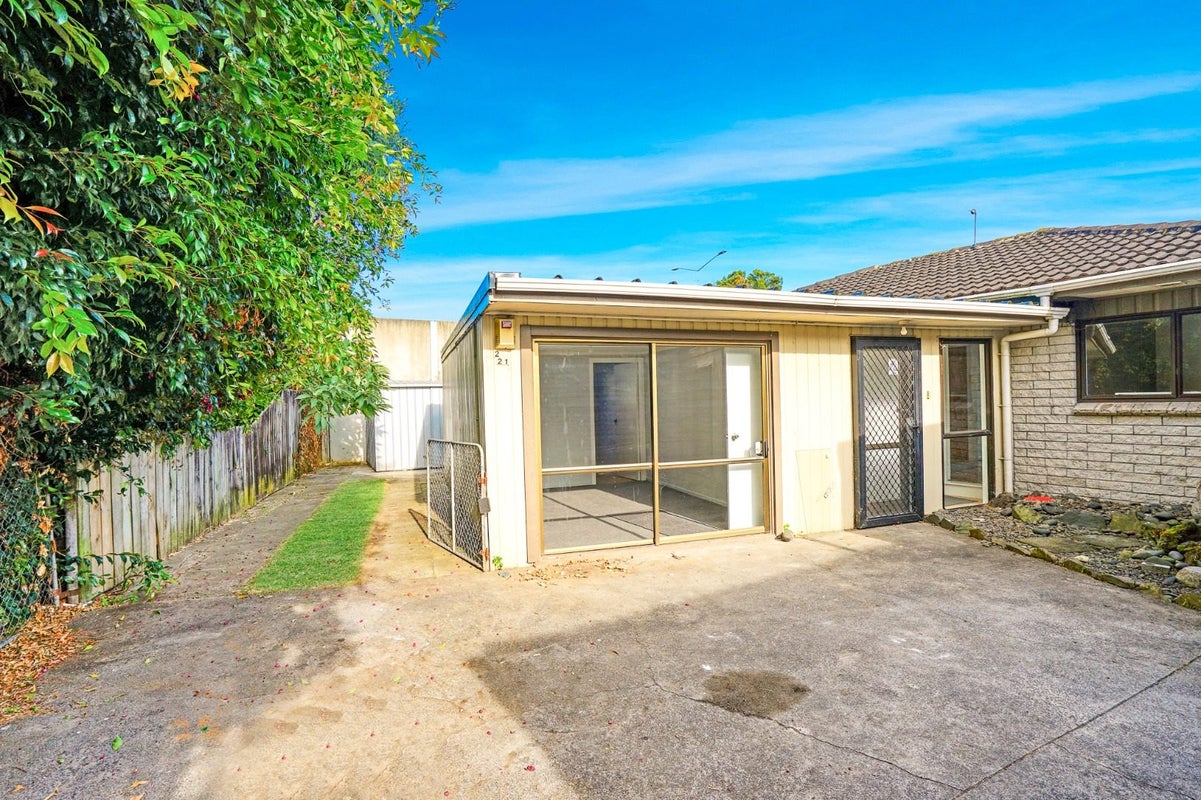 2/21 Gloaming Place, Conifer Grove, Takanini - Carousel 2
