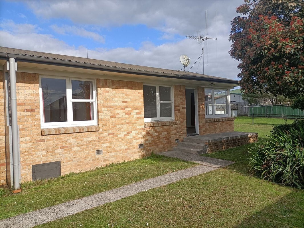 19 Steele Road, Forest Lake, Hamilton - Carousel 1
