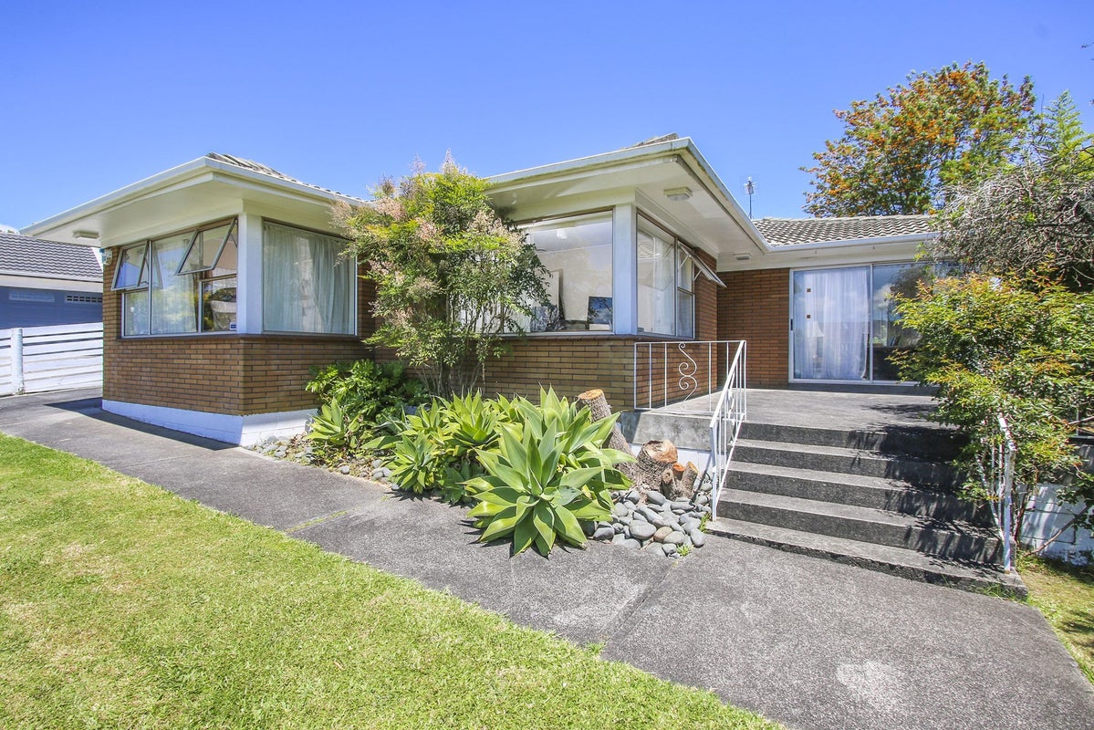 98 Glenmore Road, Sunnyhills, Auckland - Carousel 2