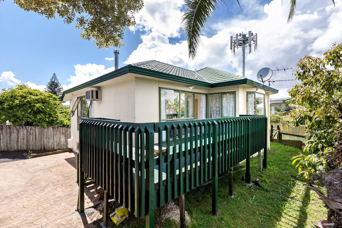 60A Alberta Street, Point Chevalier, Auckland - Carousel 1