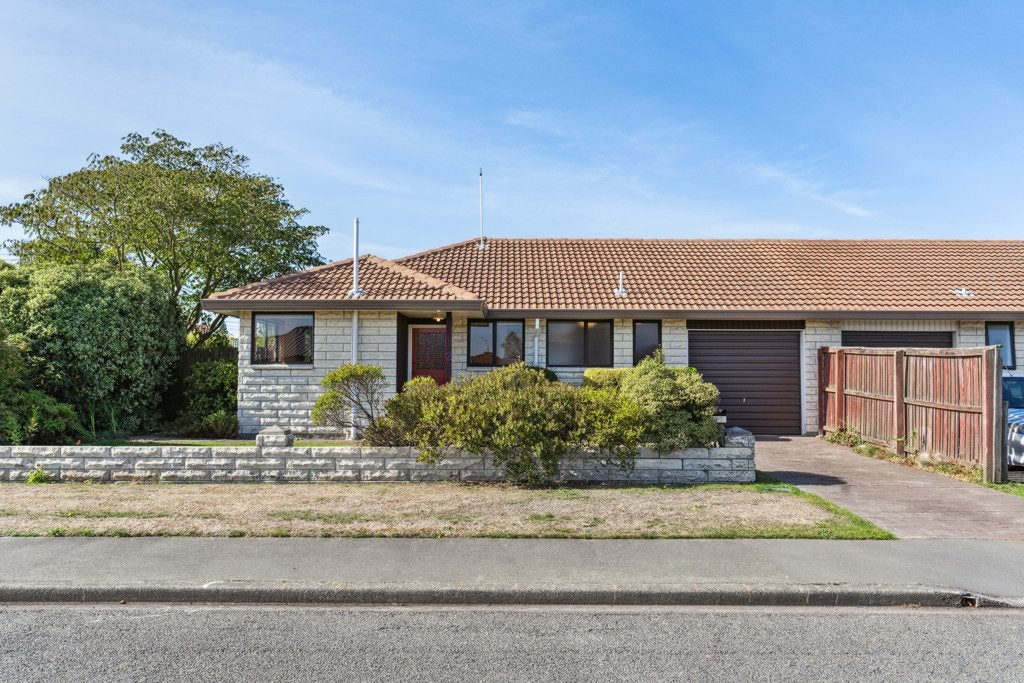 2/2 Thornhill Place, Sockburn, Christchurch - Carousel 1