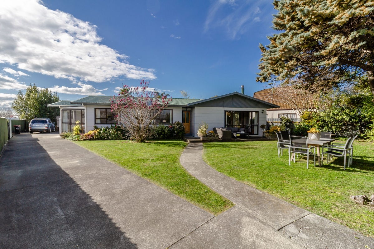 8 Lannie Place, Greenmeadows, Napier - Carousel 2