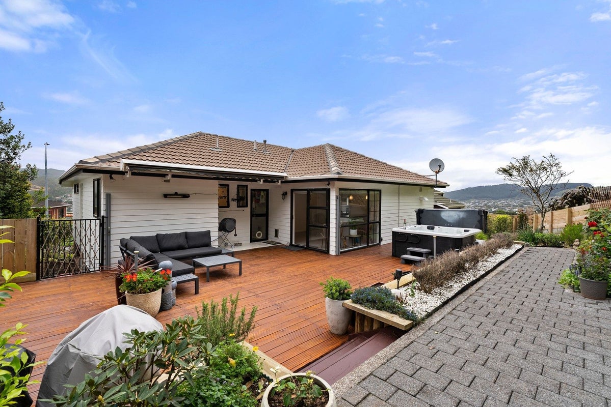 16 Ordley Grove, Tawa, Wellington - Carousel 2