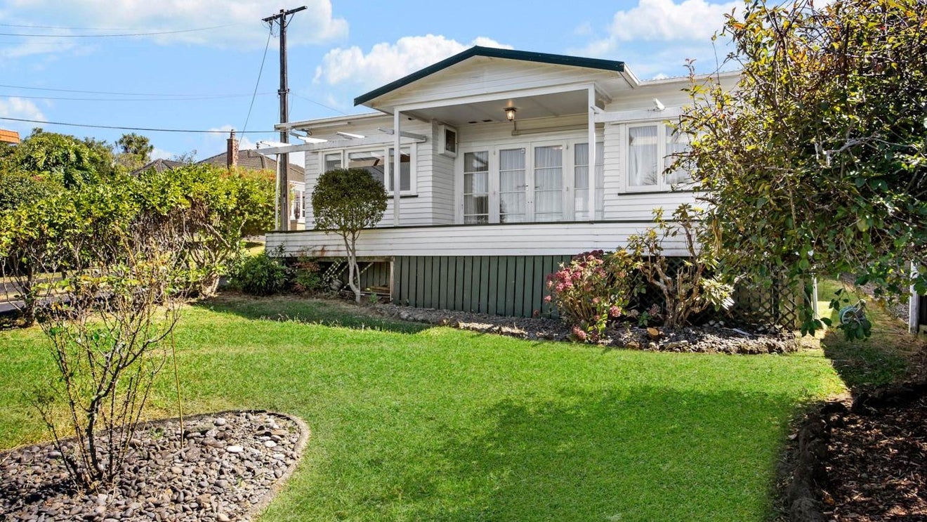 67 Cliff View Drive, Green Bay, Auckland - Carousel 1