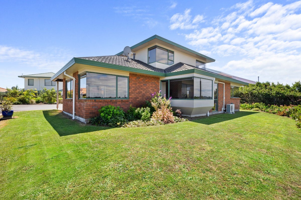 9 Sandel Rise, Merrilands, New Plymouth - Carousel 2