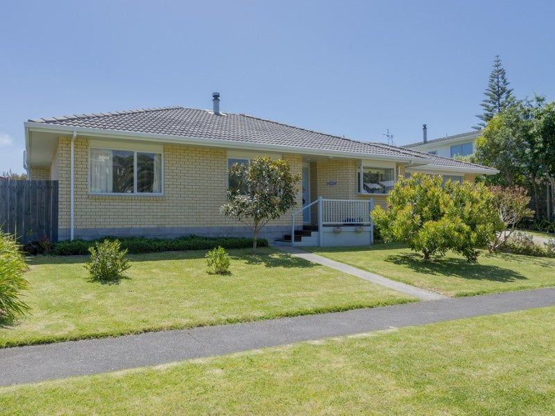 8 Hicks Crescent, Waikanae Beach, Waikanae - Carousel 1