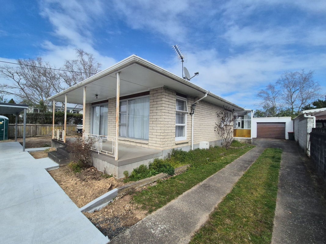 17 Regent Street, Silverdale, Hamilton - Carousel 1