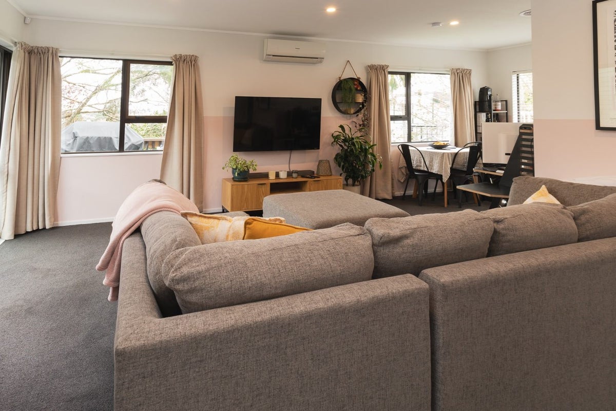 2/2 Oreil Avenue, West Harbour, Auckland - Carousel 2