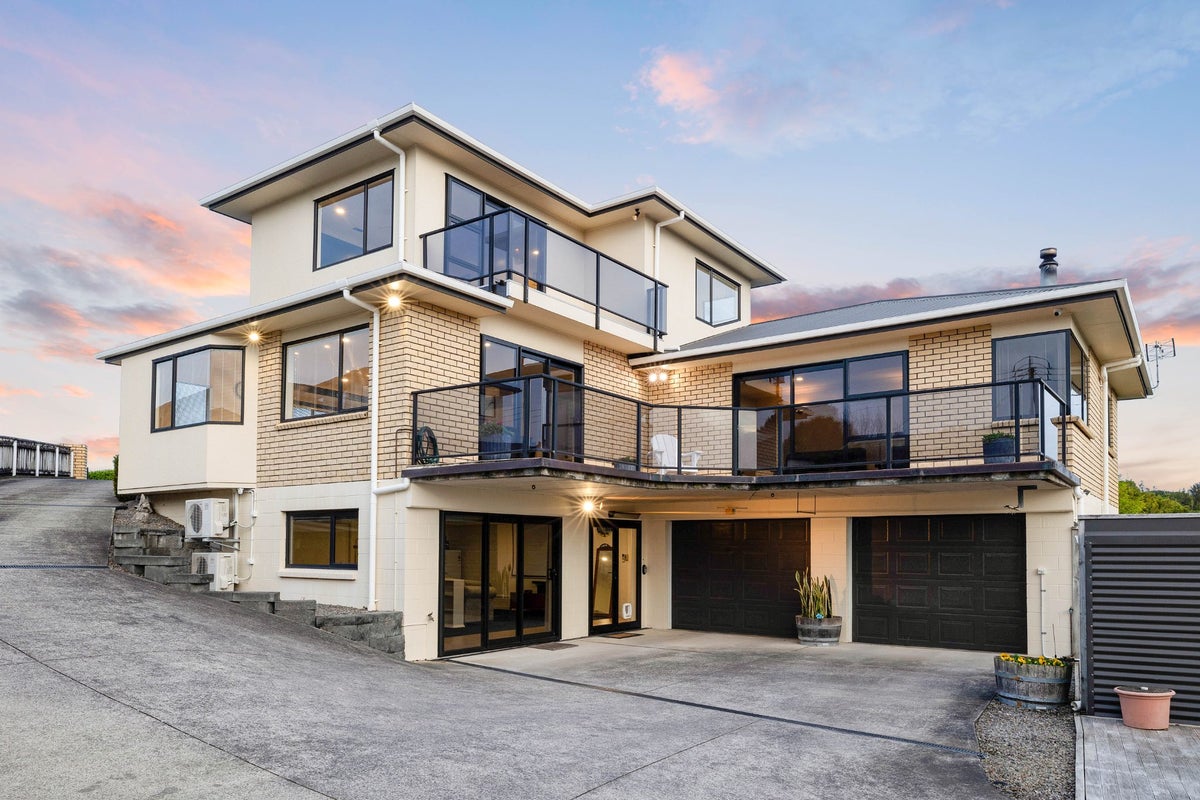 10 Larsen Place, Merrilands, New Plymouth - Carousel 2