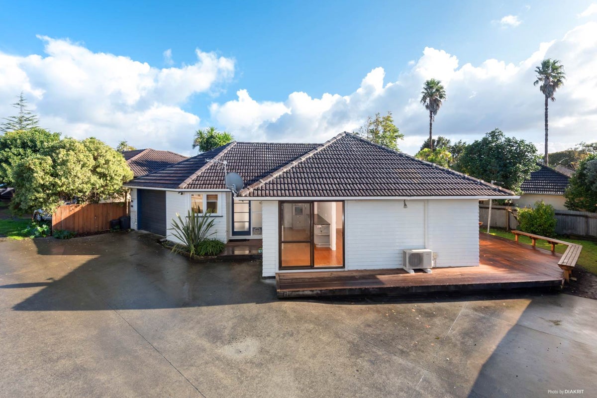 11 Kervil Avenue, Te Atatu Peninsula, Auckland - Carousel 1