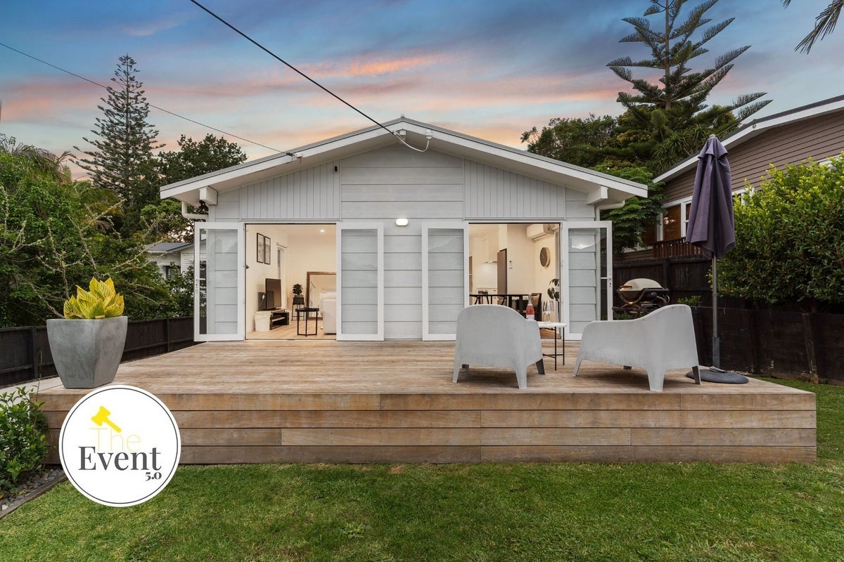 5 Rambler Crescent, Beach Haven, Auckland - Carousel 1