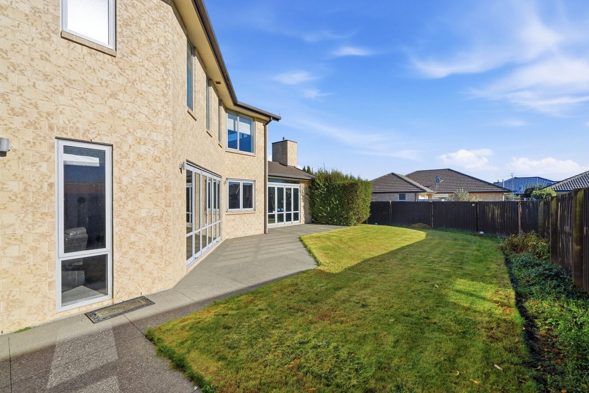 6 Burbank Drive, Aidanfield, Christchurch - Carousel 2
