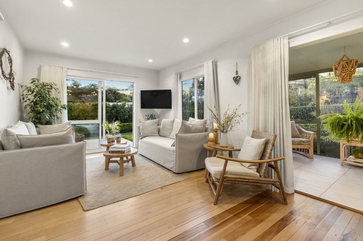 2 Ridge Road, Oneroa, Waiheke Island - Carousel 2