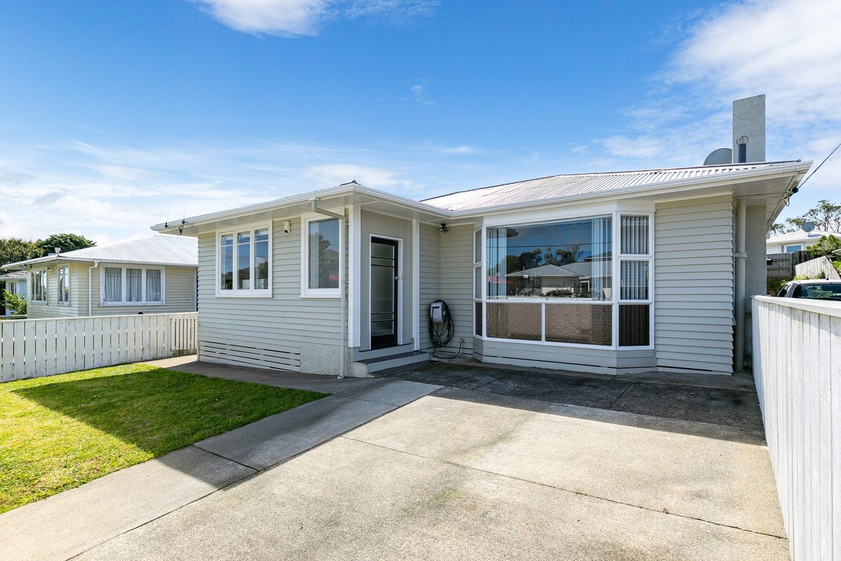 17 Kenmore Street, Newlands, Wellington - Carousel 1