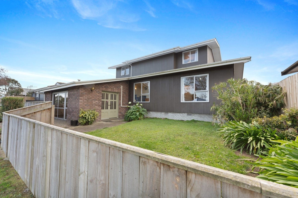 19 Hillcrest Drive, Kelvin Grove, Palmerston North - Carousel 1