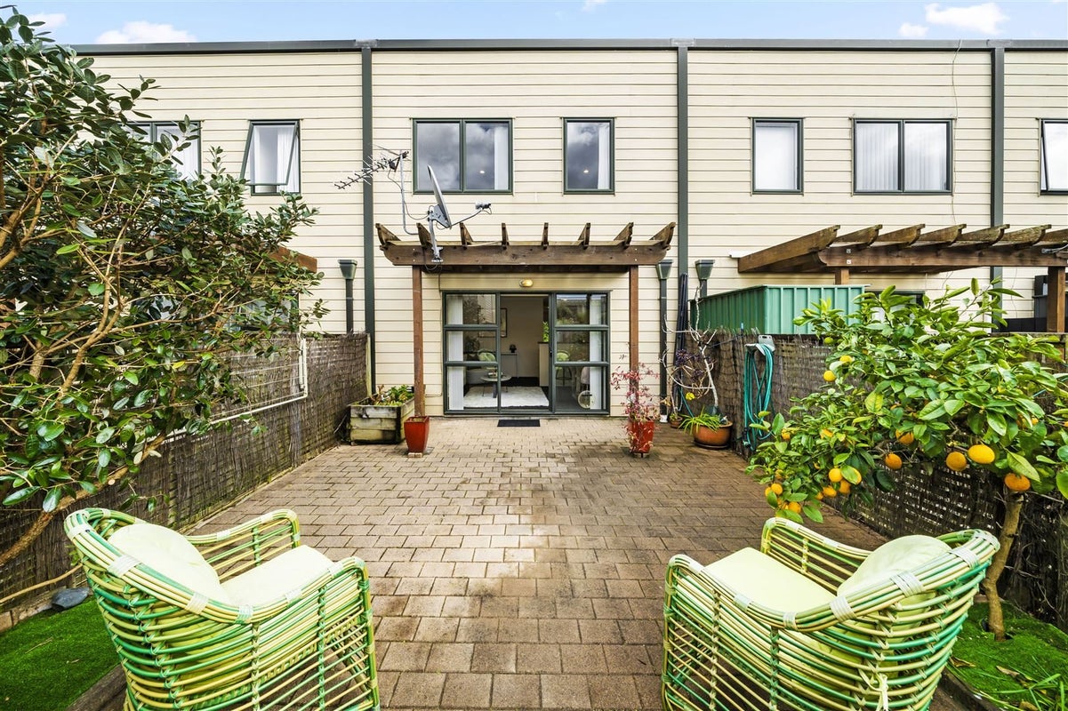 4/15 Harbour View Road, Te Atatu Peninsula, Auckland - Carousel 1