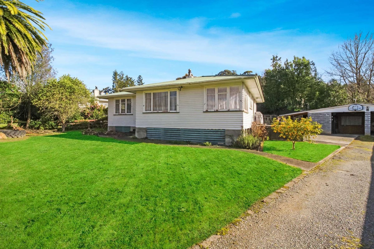 34 Milne Street, Hunterville - Carousel 12