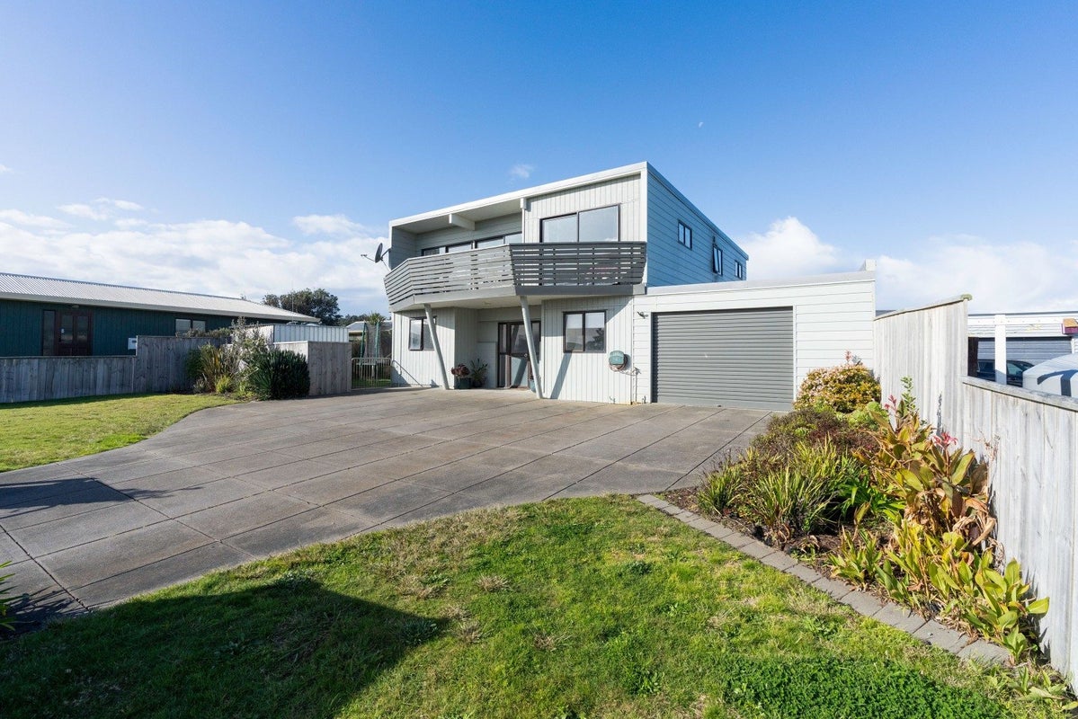 64 Kahukura Avenue, Waitarere Beach, Levin - Carousel 1
