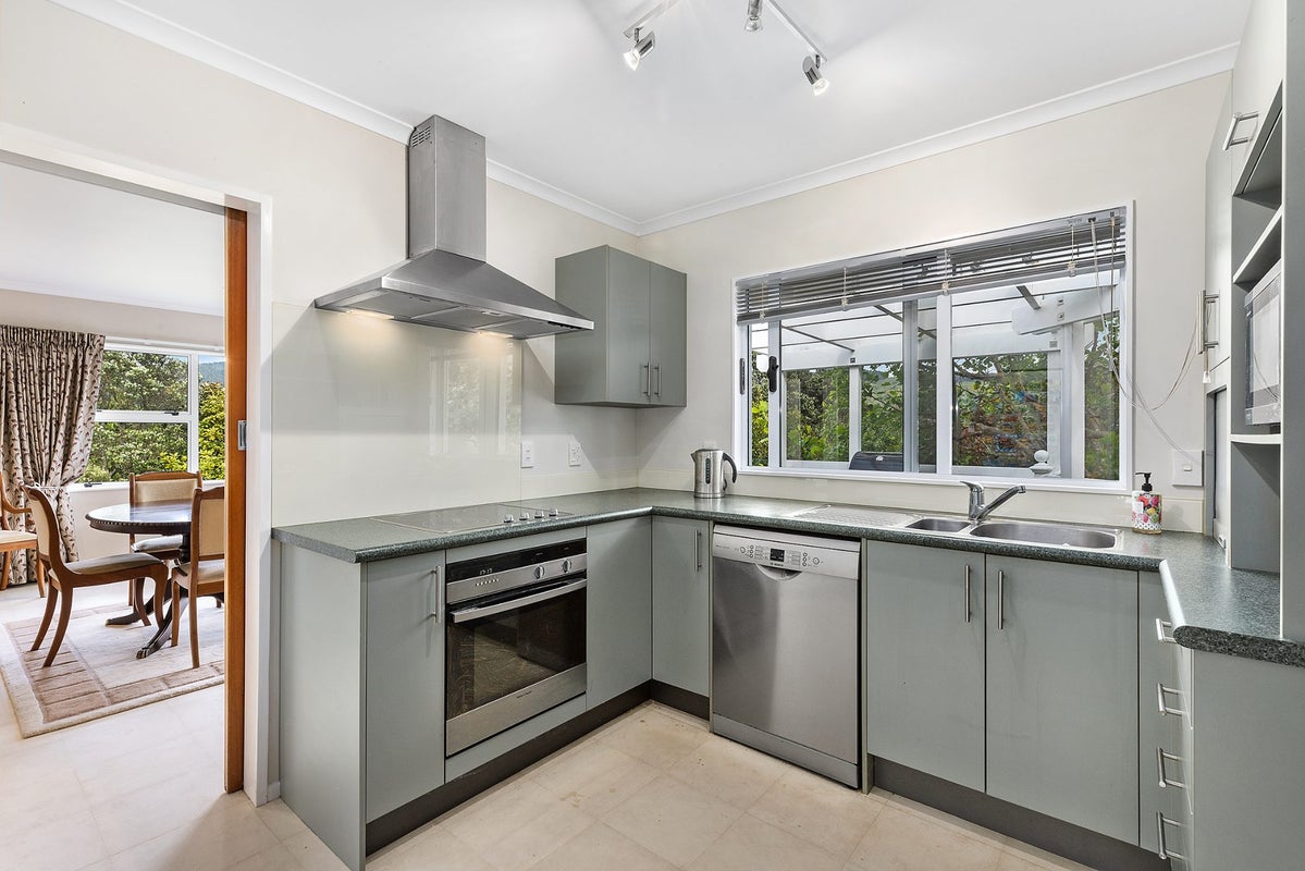 28 Bartlett Grove, Tawa, Wellington - Carousel 2