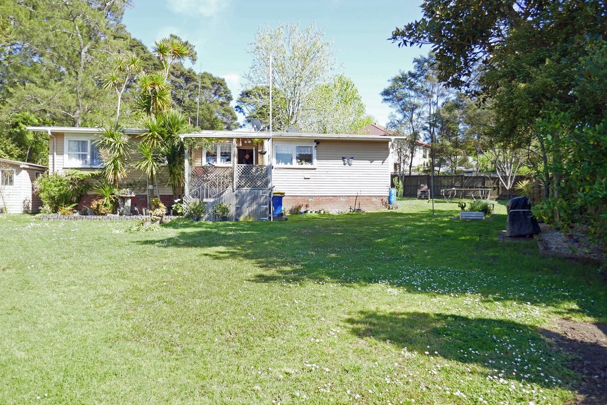 46 Castleford Street, Green Bay, Auckland - Carousel 1