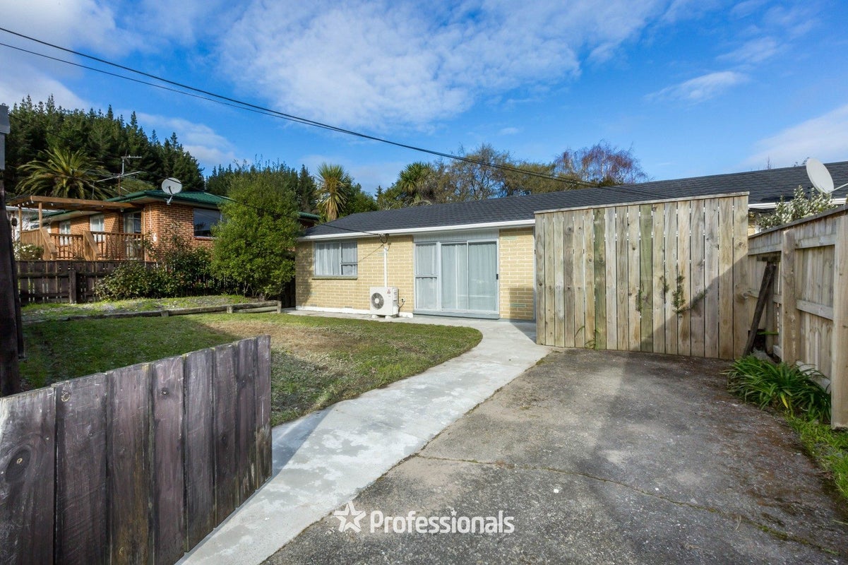 7 Garth Lane, Maoribank, Upper Hutt - Carousel 1