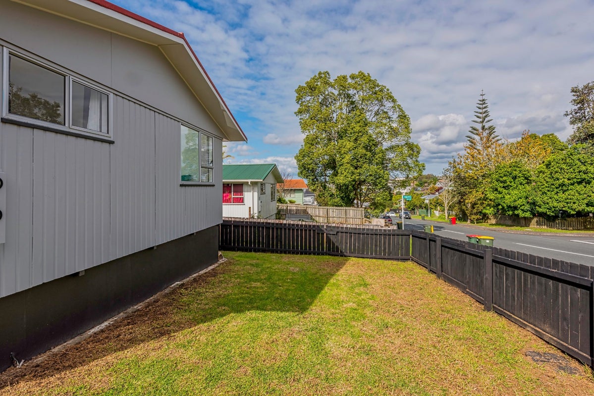 1/26 Kemp Road, Massey, Auckland - Carousel 22