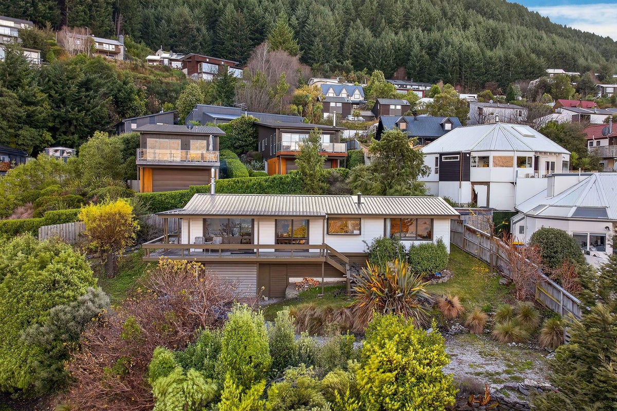 1 O'Learys Paddock, Fernhill, Queenstown - Carousel 1